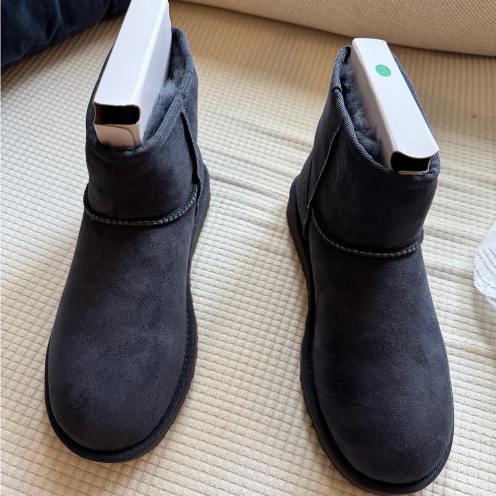 NWB UGG Classic Mini 2 Size 9 Women’s